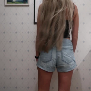 Jeansshorts - Jäkligt sköna jeansshorts från H&M, är aaaningen stora på mig, men använt de som lite mer loose-fit shorts m lite glapp vid midjan. Så är man lite större än mig kommer de nog passa som en smäck, eller om man är min size är de riktigt nice loose-fit 🌸