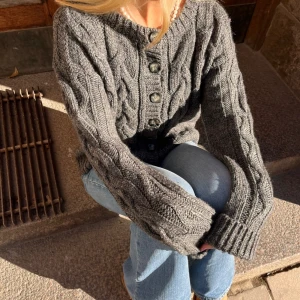 Grå kofta - Denna kofta släpps den 6e november på vår hemsida ❤️HÅLL UTKIK! Följ vår instagram som är länkad i vår profil ❤️