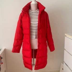 Lång röd varm jacka  - Röd varm jacka för 130kr, storlek S. Kan frakta men kan också mötas upp och lämna över i Trollhättan, Mellerud, Vänersborg, Uddevalla. (Min kamerakvalité är inte toppen) 