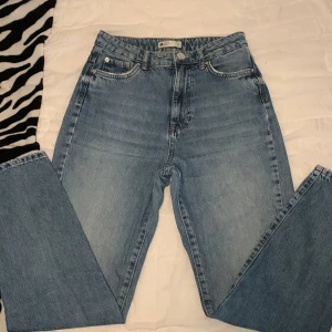 Blå GinaTricot jeans💗 - Ett par jättefina blå highwaisted gina jeans. Dessa brukade vara mina favoriter men tyvärr så är dem för små nu. Byxorna har inga som helst ”fläckar” men om ni vill ha fler bilder så kan ni jättegärna kontakta mig!💗(Pris går att diskuteras)