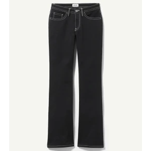 Weekday Jeans - Svarta lågmidjade jeans med vita sömmar från Weekday, i väldigt bra skick!  Helt slutsålda