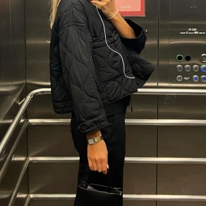 Dunjacka  - Säljer min dunjacka från Zara som är köpt nu nyligen för att den inte kommit till användning så mycket som jag hoppades på! Nypris: 700 kr. 