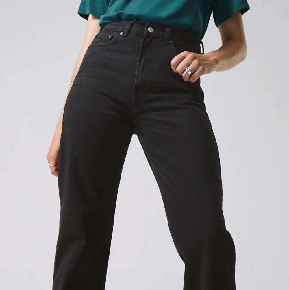Weekday Rowe jeans i färgen ”Echo black”. Så snygg passform men har tyvärr blivit för små för mig. De är i bra skick och i stl. 26/32. Jeans & Byxor.