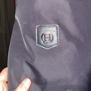 Storlek 38 - Säljer en jätte fin Hollies vinterjacka, den är mindre än 1 år andvänd, jag säljer den för att den är för liten för mig. Den är jätte varm och skön på vintern, äkta päls (det går och ta av pälsen) Köpt för 4500 säljer den för 3000 