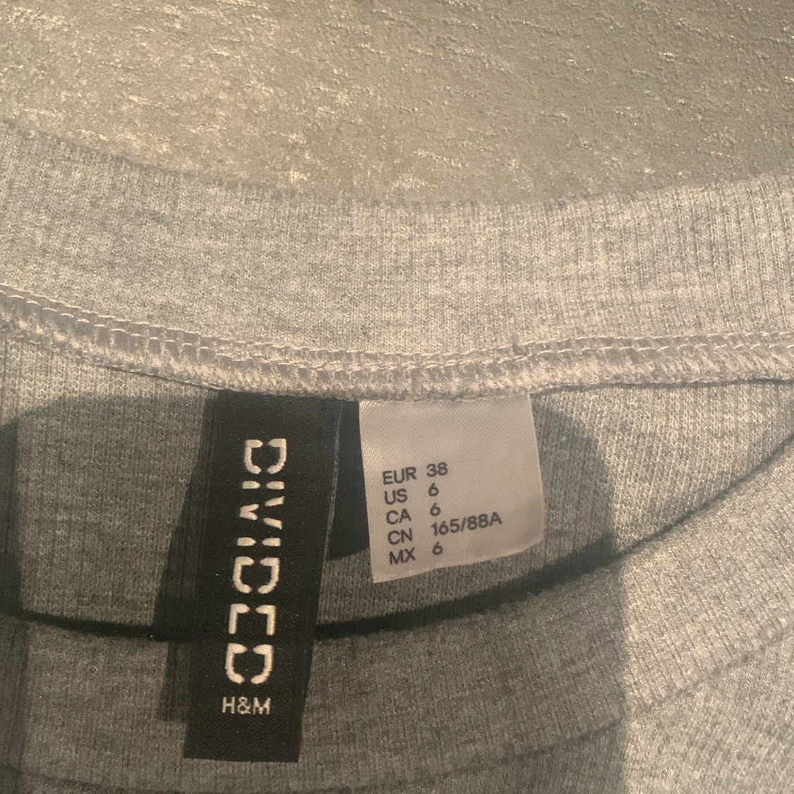 Grå klänning med ränder på sidan  - 90