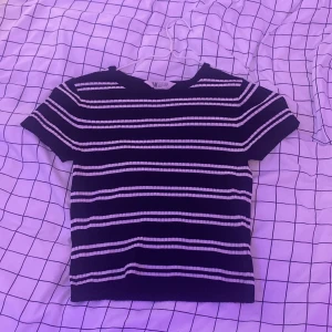 Randig tröja  - Jag säljer denna pågrund av att jag har tröttnat lite på den för har haft den ganska länge men tycker den är superfin!