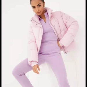 Rosa jacka  - Rosa jacka från Nelly. Aldrig använd! Säljer pga ångrat köp. Köpt för 699:-