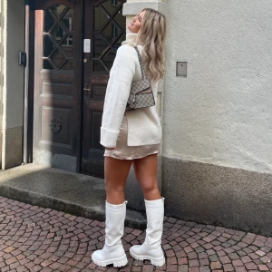 Vita boots - Säljer nu mina vita boots, helt som nya! Hojta om du har frågor❤️‍🔥
