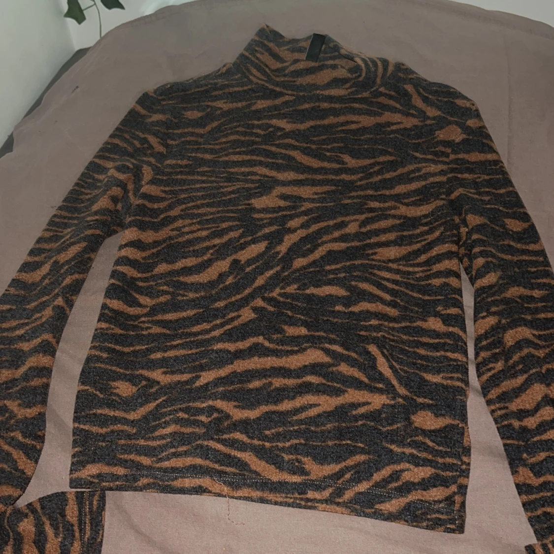 mönstrig brun/svart topp - 90