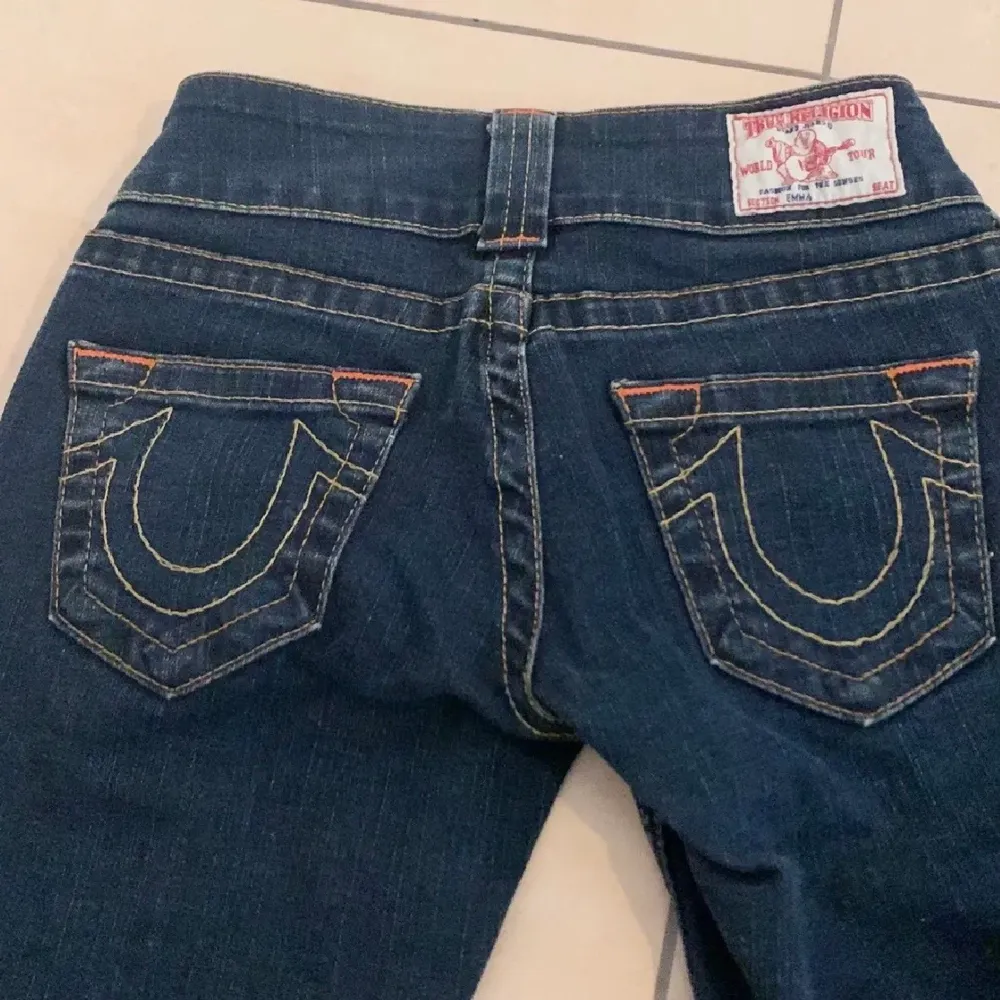 Säljer dessa jättefina bootcut true religion jeans som är i nyskick!❤️‍🔥 De var för små på mig så har tyvärr inga bra bilder på, modellen är lågmidjade och utsvängda i benen🙌 prislappen är borta men det passar en ca W26. Midjemått: 70 cm, Innerbenslängd: 76 cm. Jeans & Byxor.