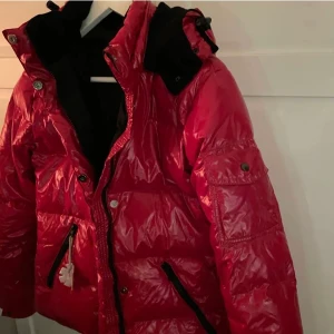 Röd Moncler LIKNANDE jacka❤️ - (Lånade bilder) samma jacka dock. Helt ny, aldrig använt! Lapparna är kvar💓 Nypris: 1500kr🥰 Frakt: 99kr spårbart med postnord!❤️‍🩹 Inte MONCLER. FRÅGA GÄRNA FÖR MÅNGA FLER BILDER! Har mått också så bara att fråga så skickar jag!❤️❤️❤️
