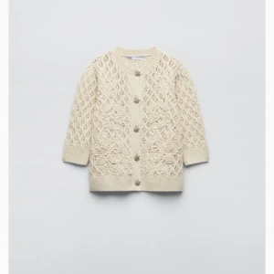 Stickad kofta  - Säljer min fina stickade kofta från zara då den inte kommer till användning. Använd Max 3 gånger. Köpt för 399. Köparen står för frakt. 