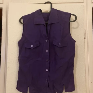 Lila väst i linne - köpt på humana men står h&m på lappen, gammal kollektion. 100% linne! använd 1 gång och jag tkr den e feeeett snyg, liiiite för liten tyvärr 💔💔💔💔