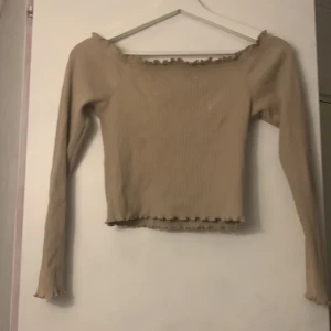 Beige topp  - Offsholder sommar topp. Köpt från Gina tricot. Har två små fläckar men inget man tänker på. Pris kan diskuteras 