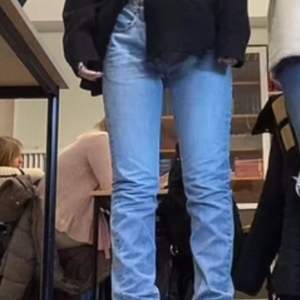 Jättefina ljusblå jeans i st 36,S. Lågmidjade och sitter perfekt i midjan och över låren. Jag är 170