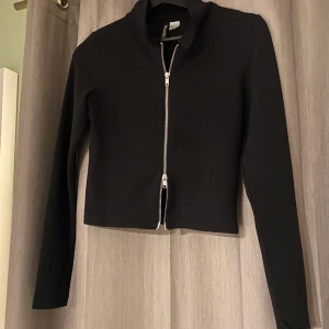 Tröja - Säljer denna svarta topp då den inte kommer till någon användning😊💕❤️