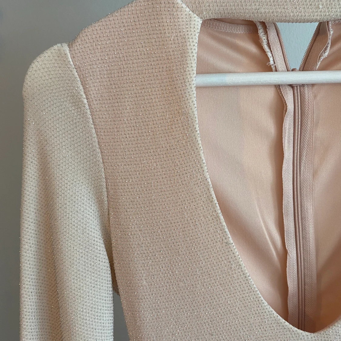 Beige glittrig klänning 