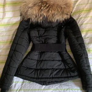 Fin vinterjacka äkta päls  - Fin vinterjacka med äkta avtagbar pälskrage 