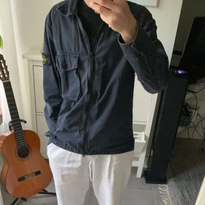 Ston Island Jacka  - Stone Island jacka Använt ibland men väldigt bra skick. Nypris 3099 Storlek M men passar både S och M