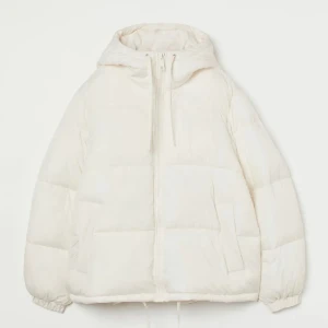 Vit dunjacka  - Sparsamt använd dunjacka från förra året, jackan är vit men inkluderade svara bilder för att det är lättare att se! Håller värme jättebra och i bra skick. Sitter på mig som på modellen storlek s, det är oversize.