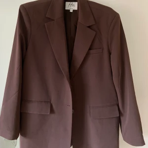 Blazer hoss x nakd  - Brun blazer, oversize med axelvaddar. Storlek S och i nyskick 