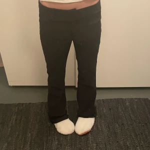 Lågmidjade kostymbyxor  - Lågmidjade kostymbyxor ifrån ichi. Superfin passform och bootcut. Storlek s och passar bra på mig som är 165. midjemått 78 skulle jag chansa på. Byxorna är uppsydda typ 5 cm. Pris kan såklart diskuteras! Rabatt vid köp av flera saker💕