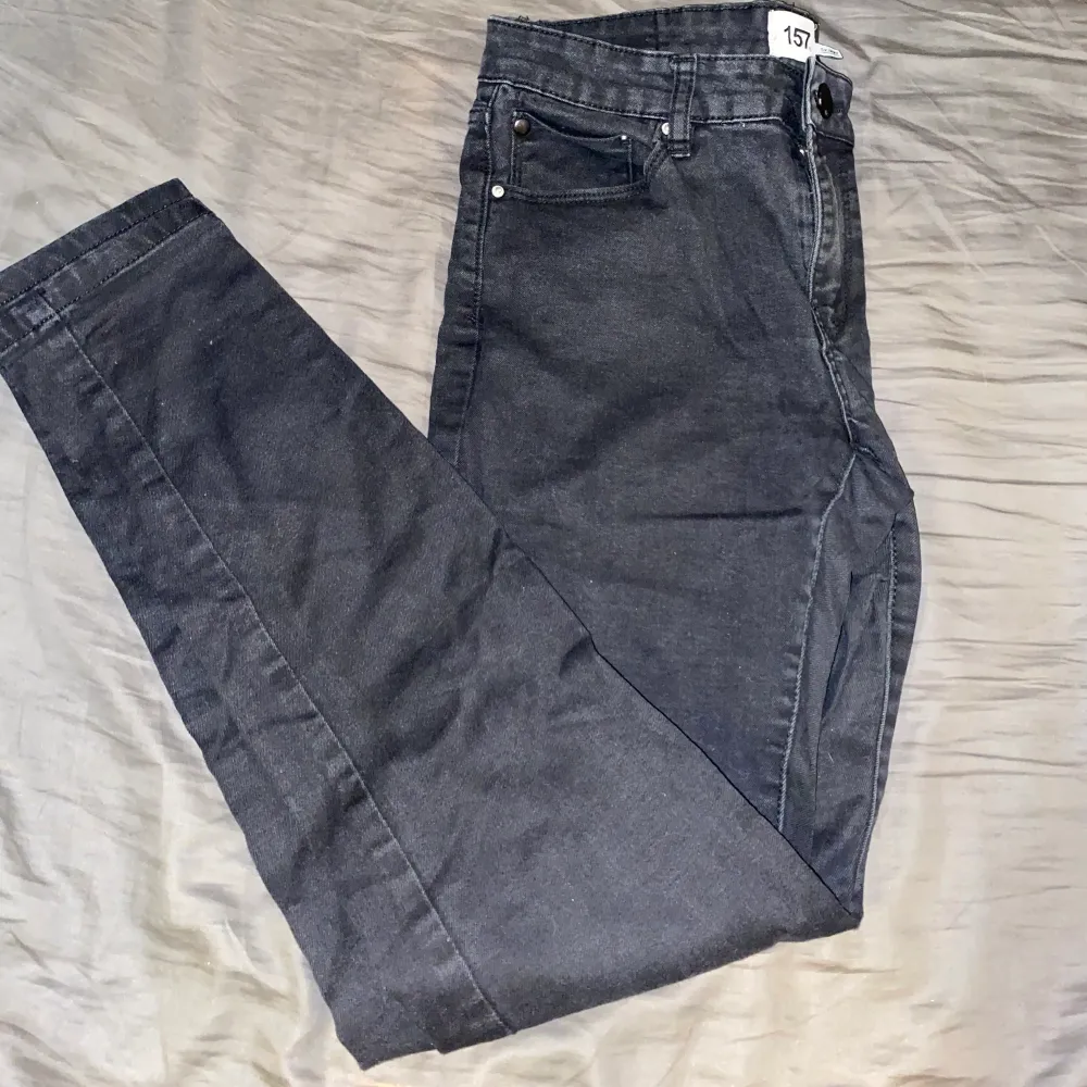 Svarta skinny jeans från Lager 157 Stl. M Bra skick, använd två gånger. Jeans & Byxor.