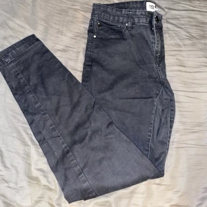 Svarta skinny jeans - Svarta skinny jeans från Lager 157 Stl. M Bra skick, använd två gånger