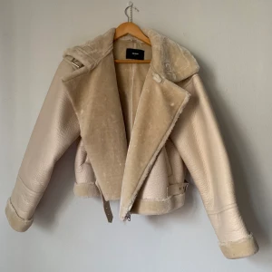 Vit vinter jacka - En mysig och mjuk vit bik bok jacka i storlek XL. Knappt använd och perfekt till vintern. 