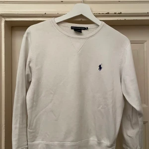 Ralph Lauren Collegetröja - Asfin Ralph Lauren collegetröja som inte kommer till använding. Passar till allt! Storlek M men bättre för S