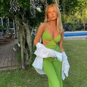 Jumpsuit - Säljer denna slutsålda och galet fina jumpsuit i bra skick då den ej kommer till användning längre! 