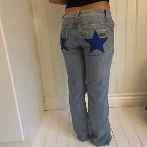 Såå fina och oanvända lågmidjade jeans som är köpta här på plick! Dessa är lite långa för mig som är 160 och passar perfekt för dig i storlek 32-36! Tyvärr satt dessa inte som jag ville och säljer därför vidare dom♥️ Köpare står för frakt!!