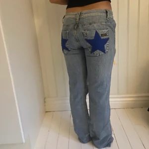 Jeans med stjärnor - Såå fina och oanvända lågmidjade jeans som är köpta här på plick! Dessa är lite långa för mig som är 160 och passar perfekt för dig i storlek 32-36! Tyvärr satt dessa inte som jag ville och säljer därför vidare dom♥️ Köpare står för frakt!!