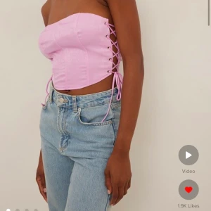 Korsett topp - Helt oanvänd, med påsydda hällor för att kunna sätta dit genomskinliga bh band så deg sitter uppe!! ❤️ (syns ej)