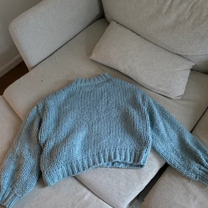 Blå grov-stickad tröja  - I mycket fint skick, använd några gånger! Storlek S men oversized 