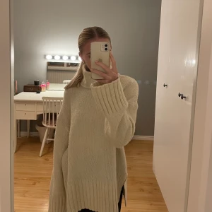 Stickad polotröja  - Beige/vit polotröja från hm med slits i sidan, använd ca 2 gånger. Säljer då den tyvärr är för stor. Frakt ingår inte i priset