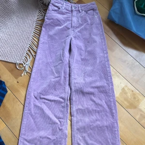 Lila jeans - Lila jeans, aldrig använda. Strl 32/xs. Passar någon som är ca 165-170cm! Frakt tillkommer på 50kr