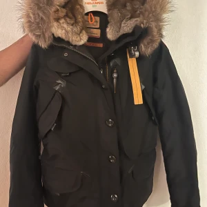 Parajumper jacka  - Modellen Doris  Använd endast en vinter och är i bra skick  Säljer då den inte passar längre 