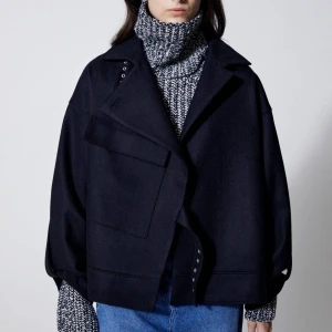 House of Dagmar, Jaquline Jacket: svart, strl34 - Denna jackan är verkligen såååå snygg!!! Höstens modell. Köpt i september och använd 2-3ggr = så gott som ny och därmed inget att anmärka på alls. Behöver rollas kanske haha, kan jag ordna innan utskick!  Nypris i butik nu: 4500kr