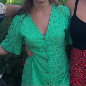 Sommarklänning 🌱🌾 -  Sommarklänning med spets🍀använd men i gott skick!Dm för fler bilder.  Stl 40 men har vanligtvis S-M. 200 med frakt. 