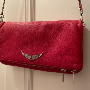 Röd Zadigväska  - I princip oanvänd väska från Zadig&Voltaire i rött skinn, inga defekter. Nypris 4000