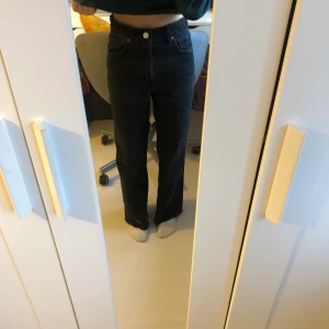 Zara High Waist Jeans - Säljer ett par svarta high waist jeans från zara som är köpta här på plick. Välanvända. Jag har klippt jeansen som ni kan se, så de skulle passa min längd. Dessa skulle passa dig som är 160 cm och neråt. Kontakta vid frågor😇 köparen står för frakten.