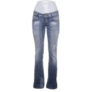 Lågmidjade jeans - Säljer dessa skitsnygga lågmidjade jeansen som tyvärr var lite små för mig. Stl 34, jag har vanligtvis 36 och dem var som sagt lite för tajta så skulle säga att dem är som en vanlig 34a. Kan posta eller mötas upp i Stockholm ❤️❤️
