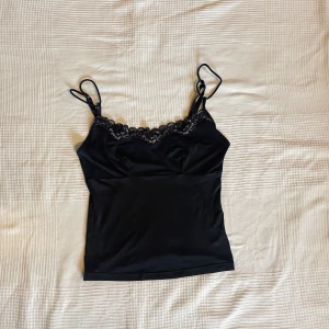Svart linne - Jättegulligt svart linne med spets💘 står ingen storlek men skulle säga M-L