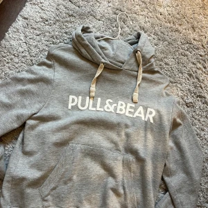 Hoodie - Hoodie från Pull & Bear storlek M men passar även S 💗 aldrig använd!