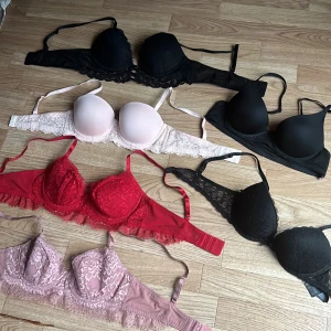 B-hoes  - Flera bh-ar i olika storlekar från H&M. Från 80A, 75B.. några i väldigt fint skick som nya och andra i använt skick. Dm vid intresse. 🖤 