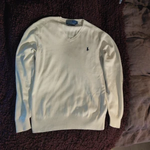 Polo Ralph Lauren Vit tröja - Färgen är mer som off-white 100% bomull Väldigt mjuk och skön Inga fläckar eller hål  Skicka om du undrar något Sälja p.g.a för stor för mig