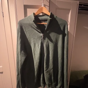 Fullzip - Grön fullzip från massimo dutti!! Otroligt snygg grön färg!! Skick 8/10