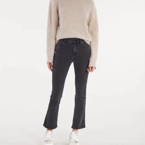 Jeans  - Ett par för små mörkgrå jeans. Endast provade. Nypris ca 1100 