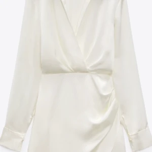 Zara vit klänning satin  - Storlek M men liten i storlek skulle säga S.  Säljes billigt då det finns ett litet hål i sömen nedanför dragkedjan. Går enkelt att laga med nål och tråd. Använd vid ett tillfälle. 